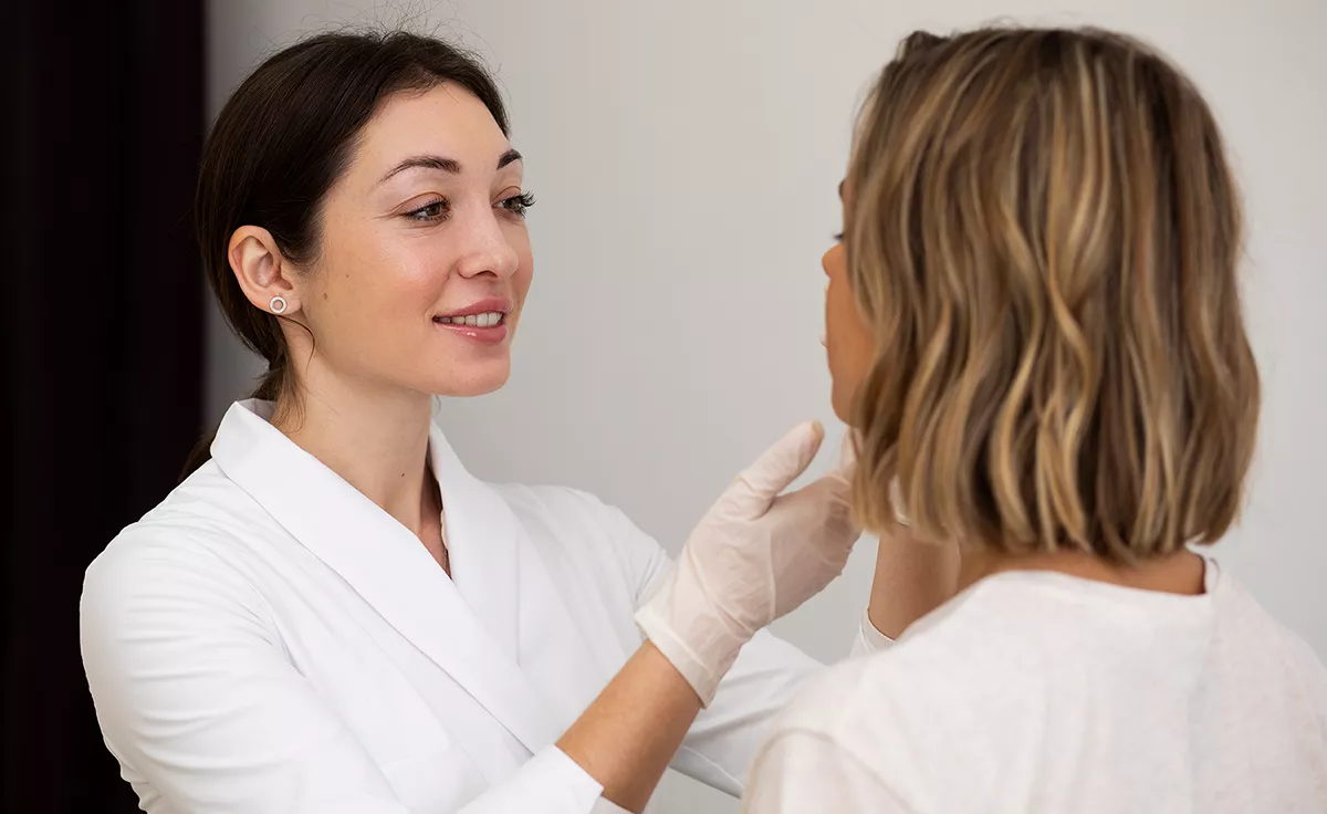 Dermatologue examinant une patiente